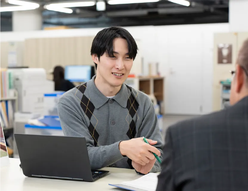 オフィスで打ち合わせ